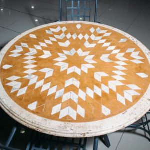 Каменный стол из травертина с инкрустированным декором Alfedena